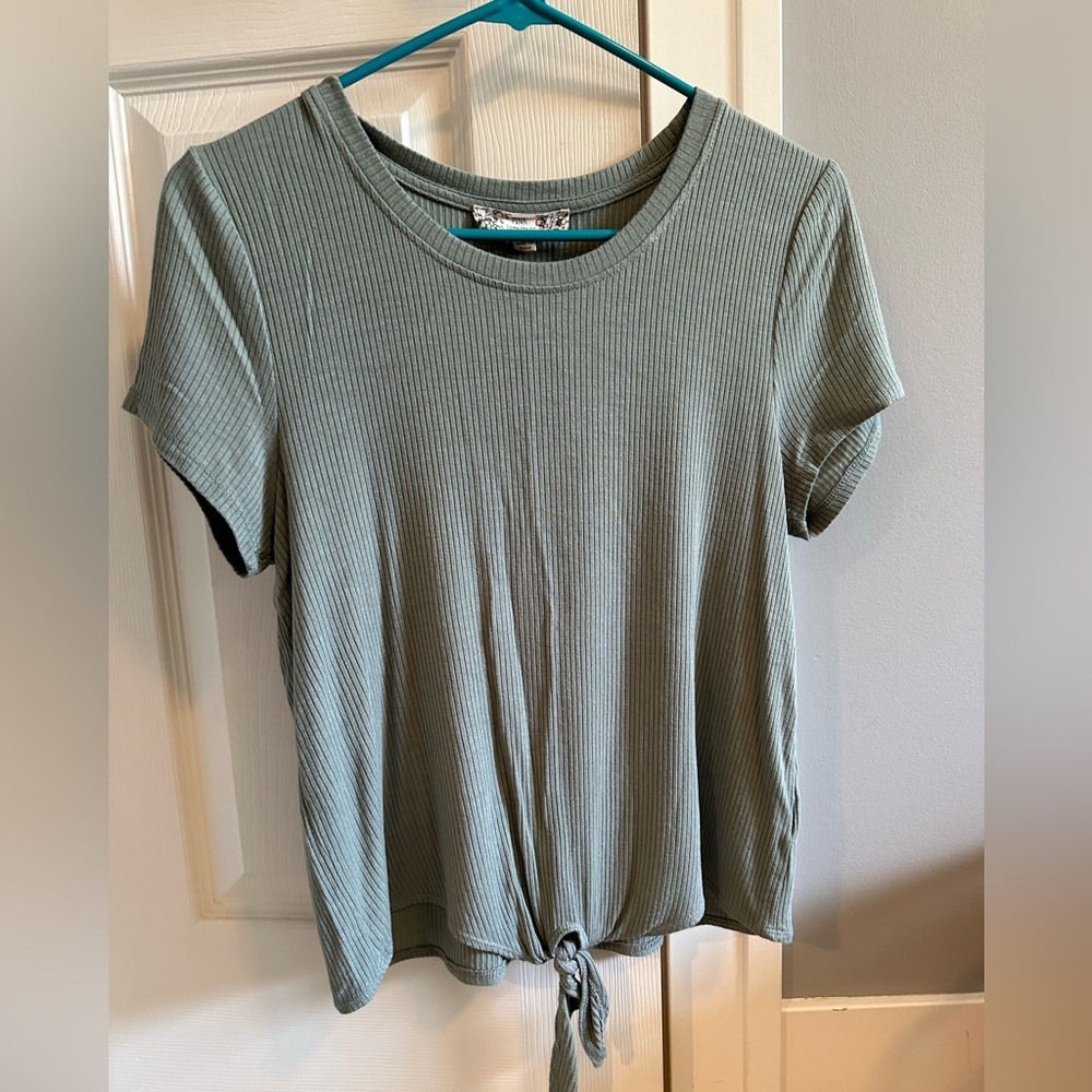 women’s short sleeve top